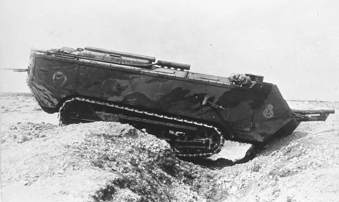 世界上第一款电传动力坦克,从拖拉机改装而来,法国圣沙蒙坦克