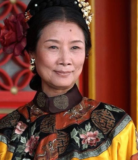 34岁出道, 74岁获影后, 儿子是北电教授, 女儿是国人骄傲