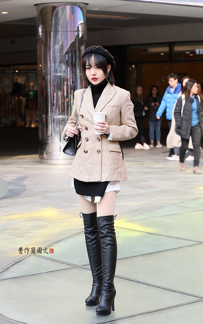 街拍:高筒靴裙装美女,帅气不失女人味儿
