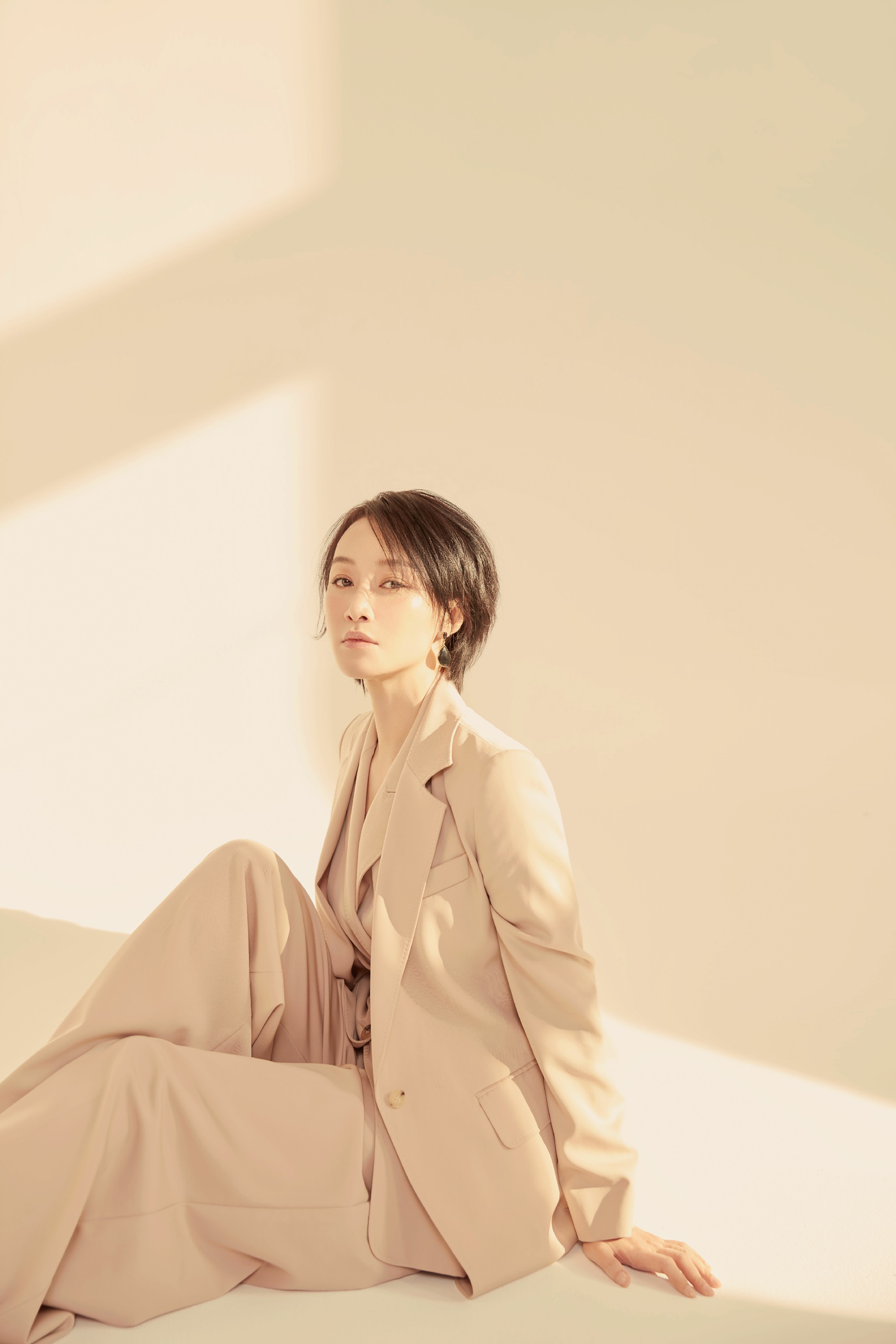 赵子琪暖春造型刚柔并济活成别人羡慕的样子