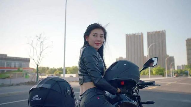穿着皮衣开着机车相当拉风,时隔9年,"秦羽墨"赵文琪的身材还是那么好