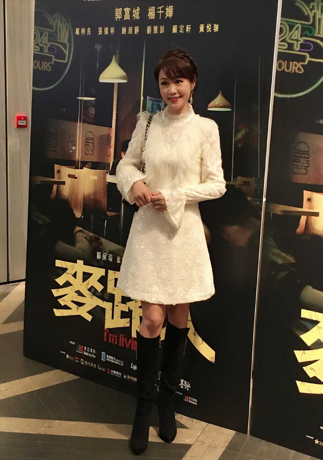 梁小冰气质全开,一袭印花连衣裙展示出苗条身材,小细腰真吸睛