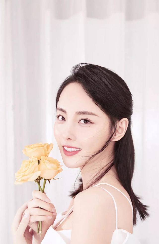 张嘉倪身着白裙,清新脱俗,优雅迷人