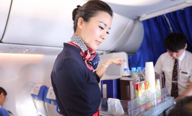 同样是飞机舱位,为何空姐在飞机起飞后,只拉上头等舱的布帘?