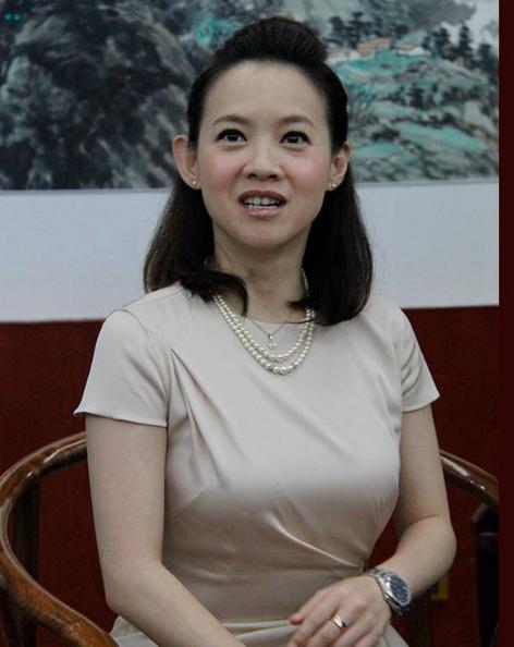 曾志伟女儿素颜和初恋出街47岁的她宛如小女生两人相恋已15年