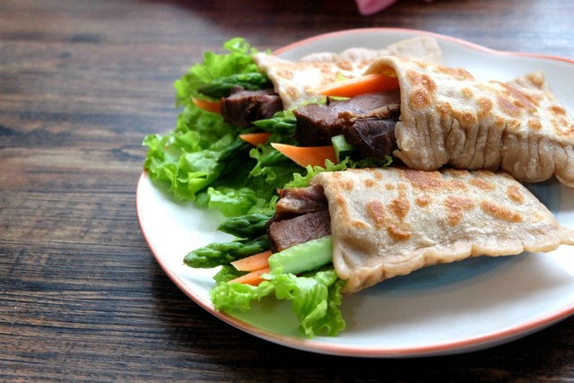 多妈教你做口袋饼,外焦里嫩,又软又香,用它来夹菜,简单又好吃