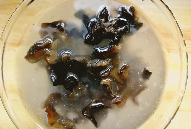 木耳泡久了"要人命"?教你2点,滑嫩可口,炒出来比肉菜都香