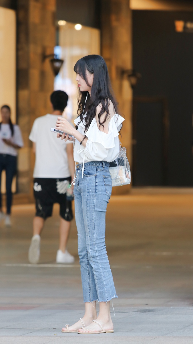 街拍:白色吊带,牛仔裤搭配平底凉鞋,简洁大方展现清新唯美气质