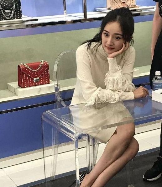 杨幂穿超短裙出席活动,坐透明凳子的姿势火了,一般女生学不来