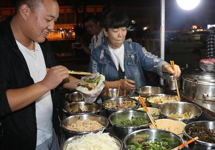 阿姨摆摊卖馒头自助餐各种小菜往馒头里塞一出摊就有人围上来