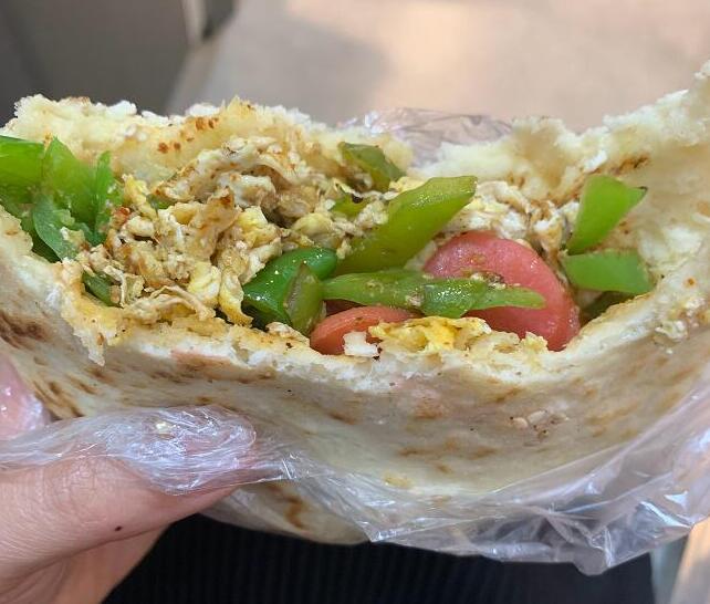 阿姨摆摊卖馒头自助餐各种小菜往馒头里塞一出摊就有人围上来