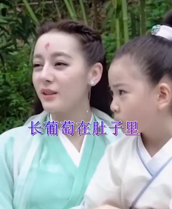 枕上书有一种捣乱叫热巴教小孩看到阿离一愣一愣