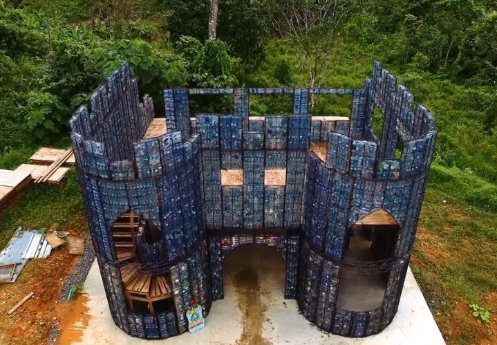 用"垃圾"建成的城堡,冬暖夏凉成本低,室内外相差17度