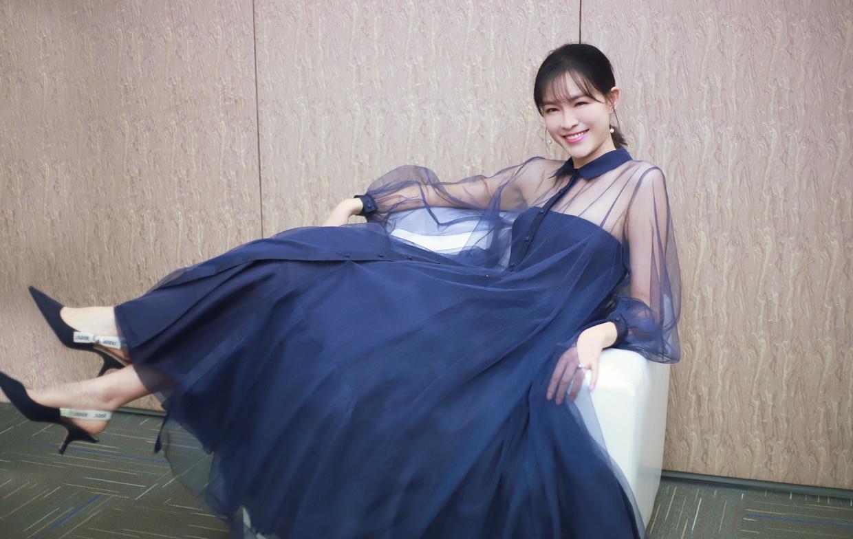 著名主持人"李艾"真会穿,身穿无袖印花连衣裙气质全开,美呆了