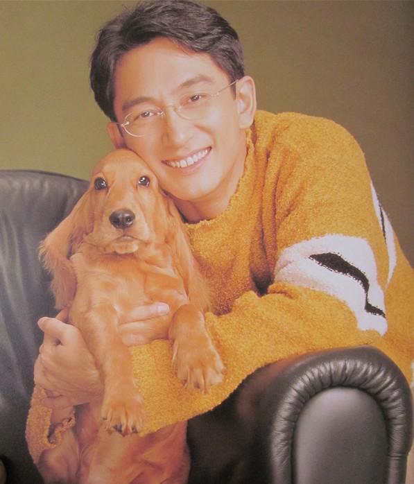 老戏骨吴启华55岁也潇洒发际线移后很显老年轻时的渣男感超撩