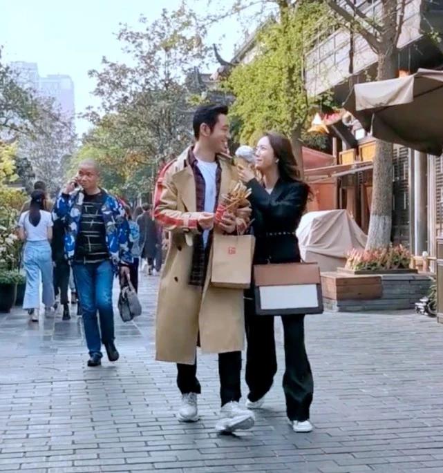 黄晓明蔡文静演情侣成都街头甜蜜喂食,画面太甜会否惹baby生气?