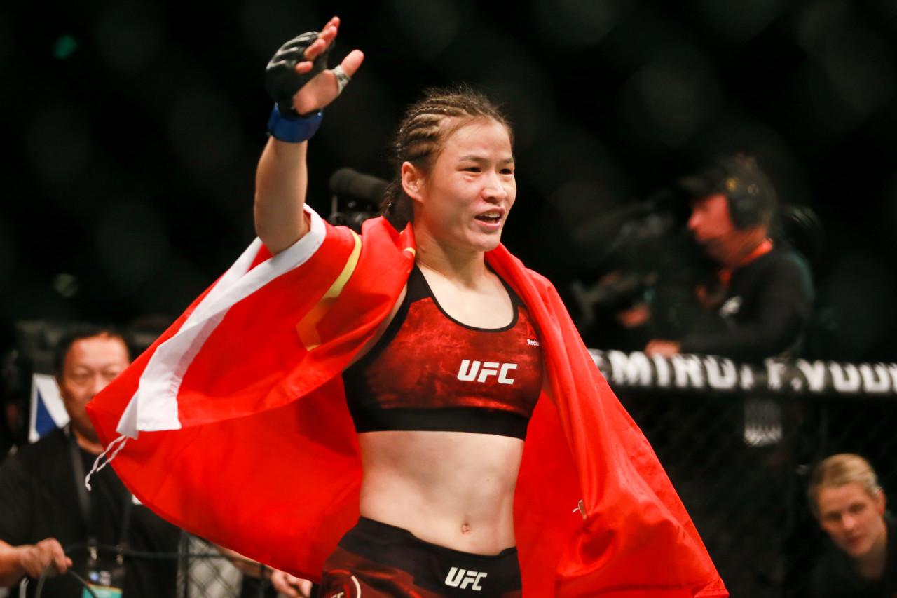 张伟丽"哭上热搜"!自曝超过365天没回过家,对比国足太扎心