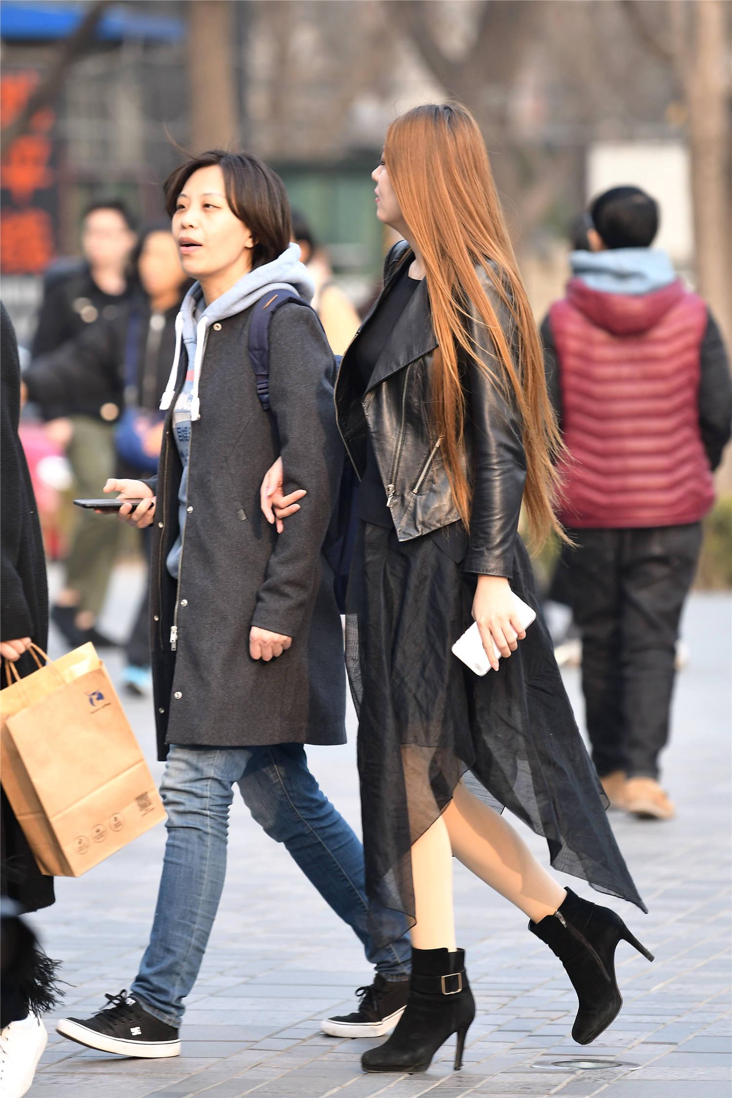 高跟短靴搭黑色配纱裙,外面一款黑色皮夹克,穿出气质