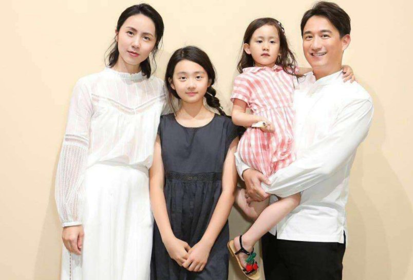 黄磊一家全是眼,陆毅一家全是腿,看到图4的一家立马笑出声