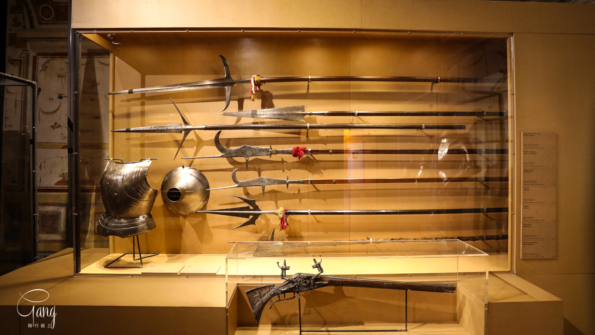 灯光亮起,四周都是擦的锃亮的古代盔甲,兵器,隔着玻璃,也能看到很