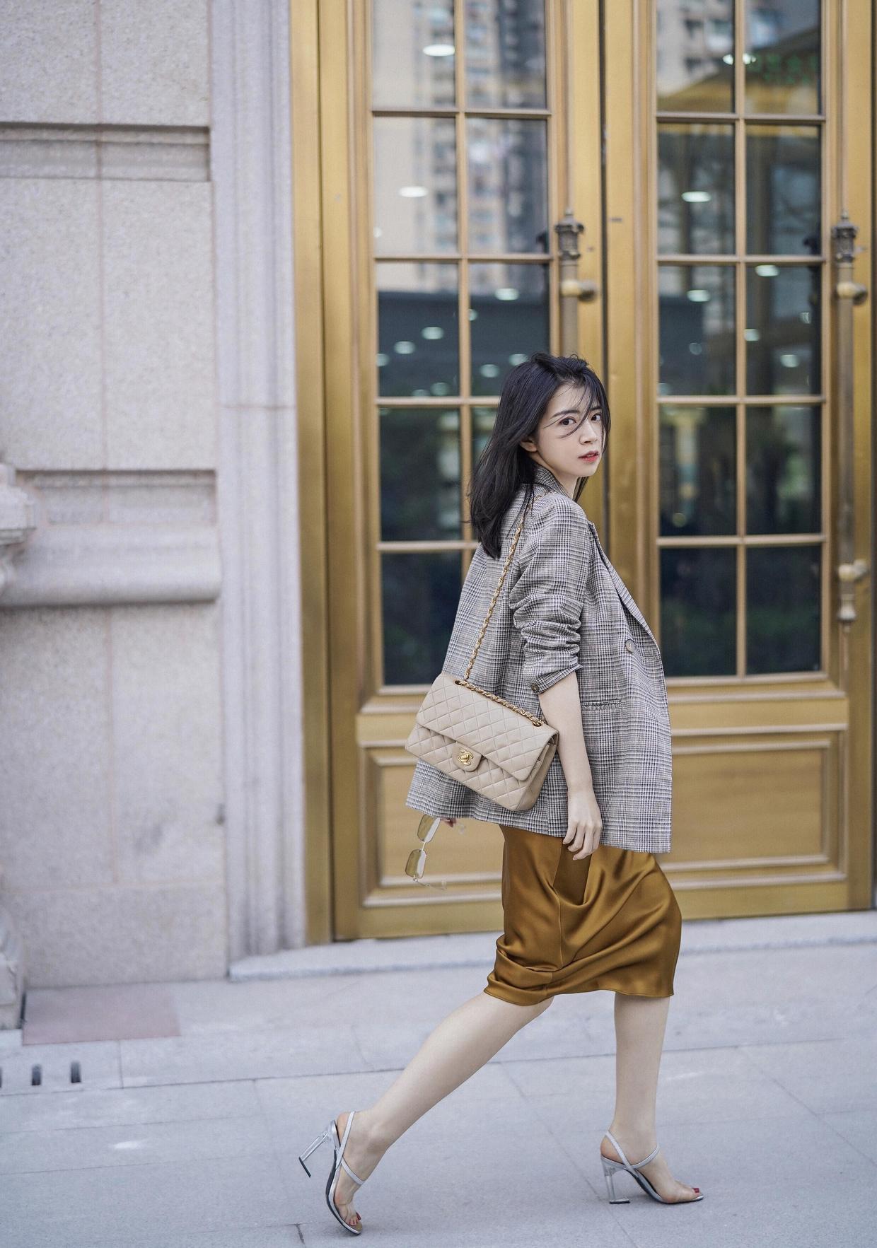三木博主春季穿搭格子西服外套内搭吊带连衣裙减龄又洋气
