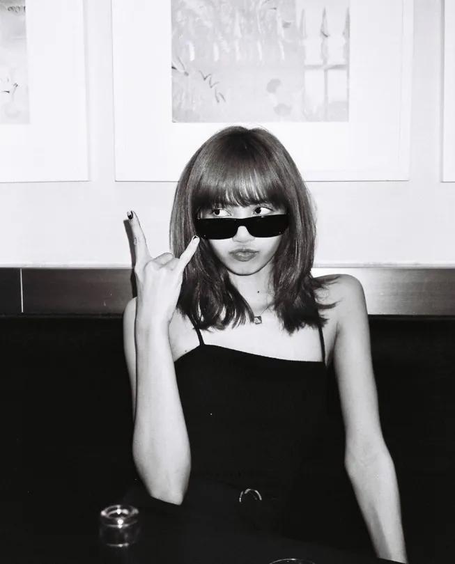 lisa黑白写真片,吊带衫秀美背,看清肩胛骨:说不羡慕是假的