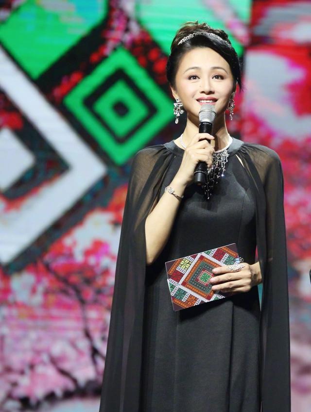 曹颖越老越开放,46岁依然穿短裤秀长腿,脸上皱纹不要太真实