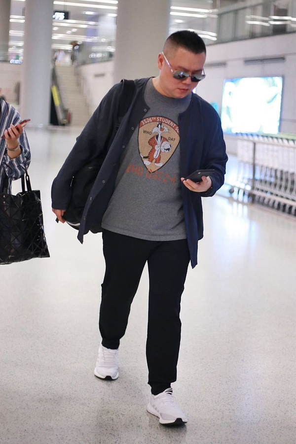 岳云鹏确实瘦了,相比之前身形消瘦大腿塞不满裤子,头还是那么大