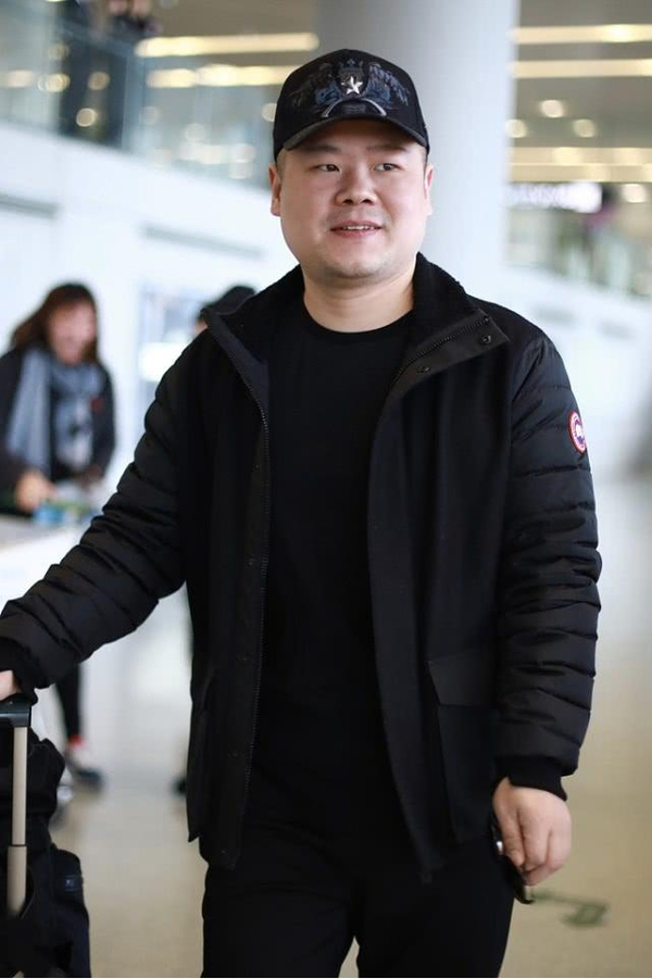 岳云鹏确实瘦了,相比之前身形消瘦大腿塞不满裤子,头还是那么大