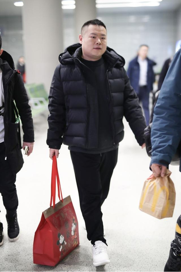 岳云鹏确实瘦了,相比之前身形消瘦大腿塞不满裤子,头还是那么大