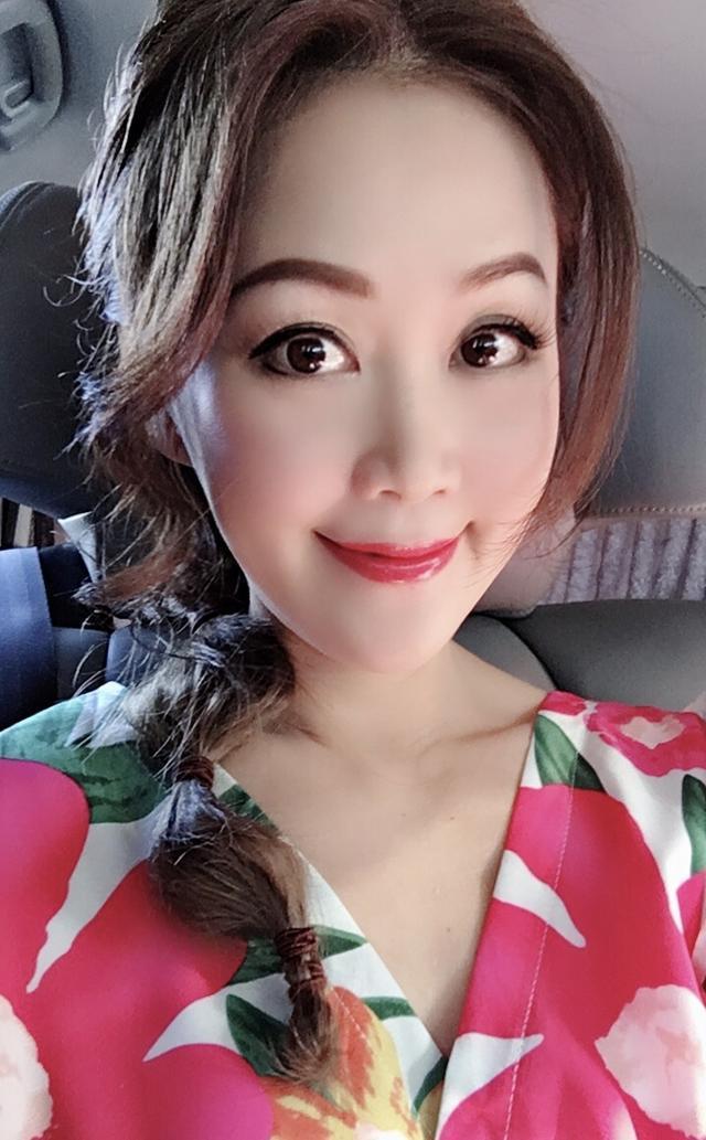 梁小冰气质全开,一袭印花连衣裙展示出苗条身材,小细腰真吸睛