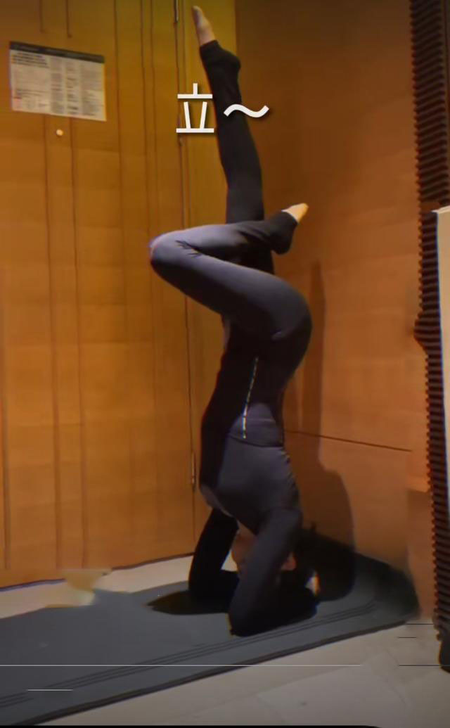 "一字博主"刘涛在家大秀好身材,花式挑战高难度动作,涛姐真牛