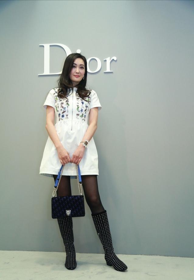 不愧是台湾顶级名模,52岁孟广美白裙黑丝风韵犹存,178气场强大