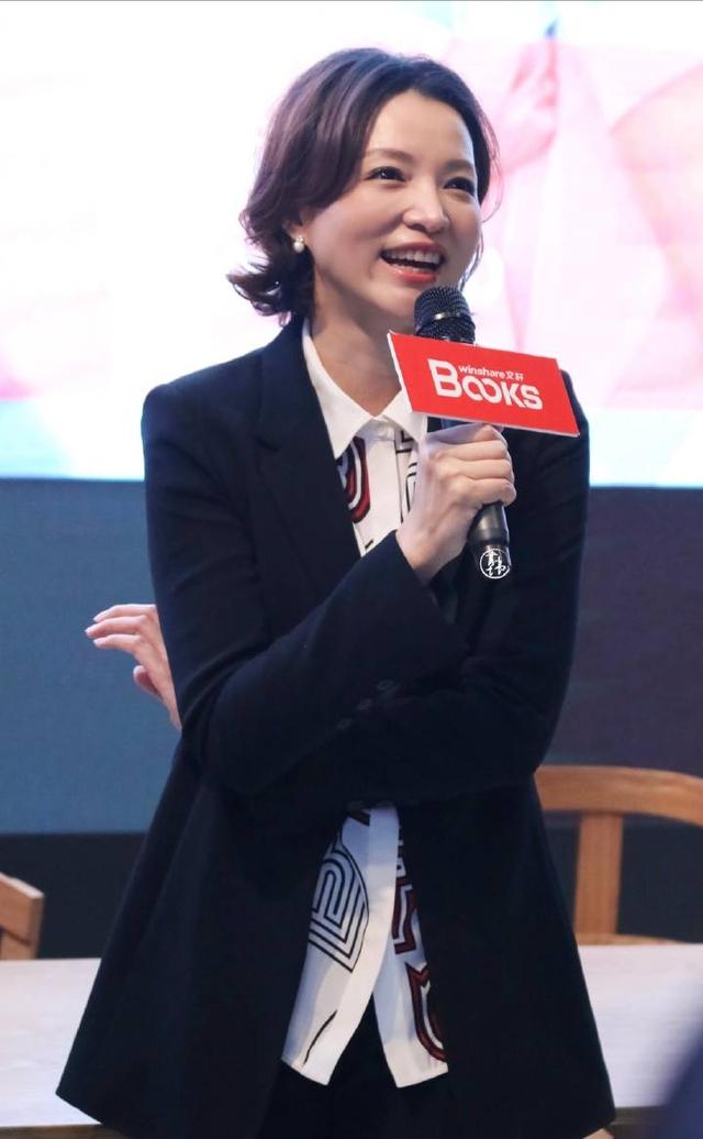 学董卿搭几何白衬衣,高级时髦又优雅