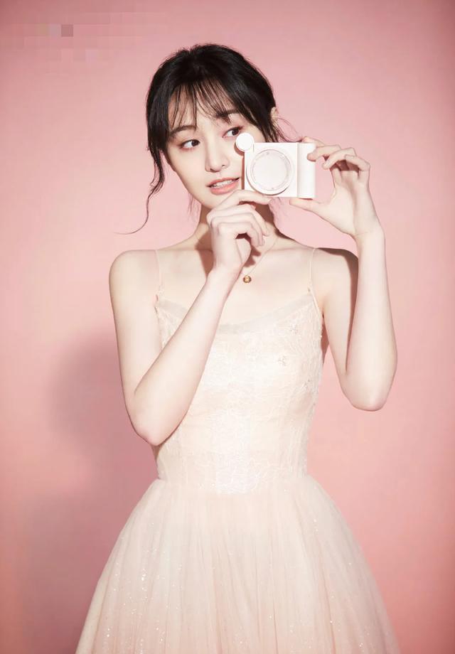 郑爽代言彩妆销量惨淡,大批粉丝怒骂割韭菜无下限:吃相太难看