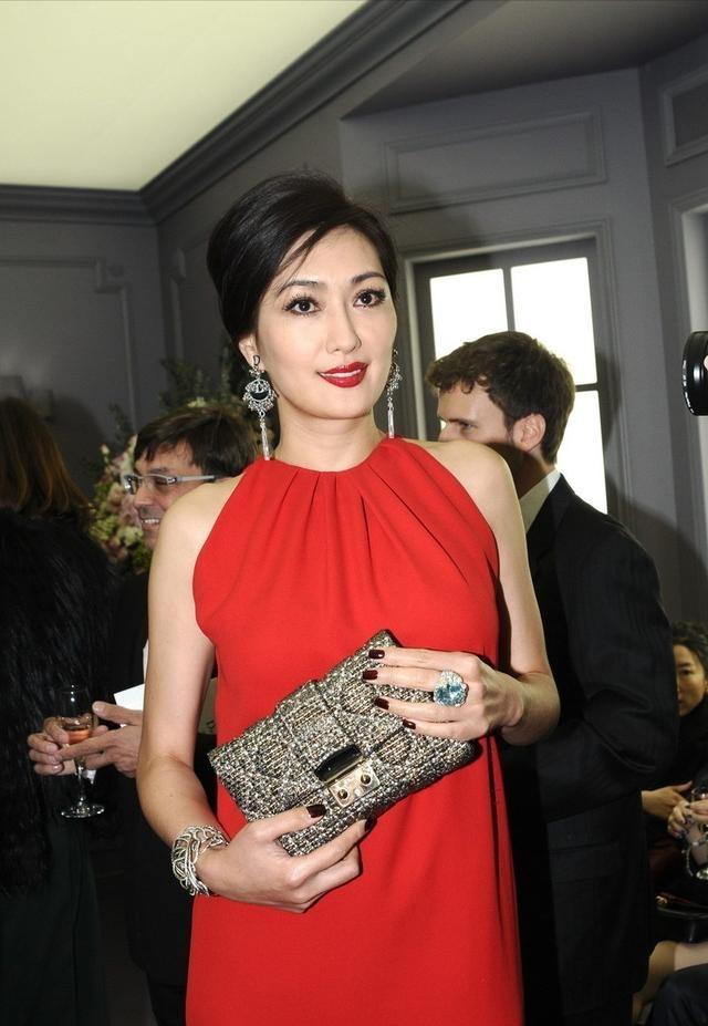 不愧是台湾顶级名模,52岁孟广美白裙黑丝风韵犹存,178气场强大