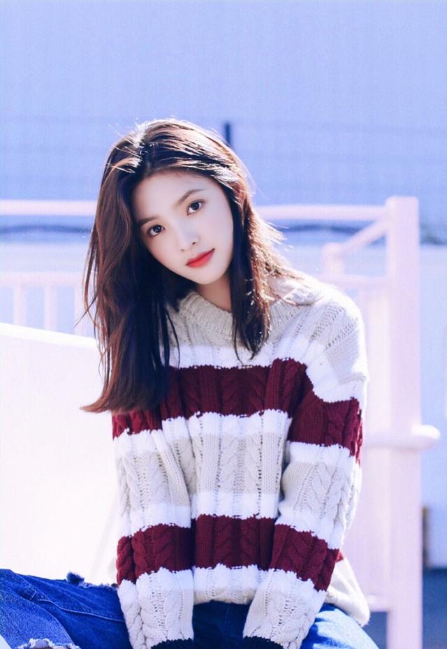 她是公认的"氧气女神",今穿浅绿卫衣套装出镜,少女感十足