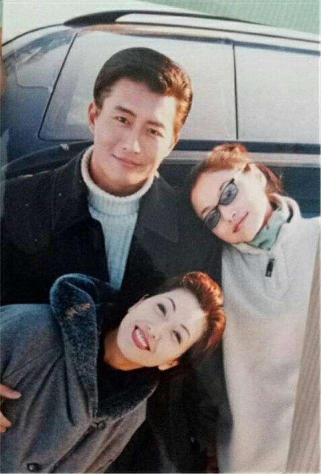 爱过四个女人,两个还是二婚,且看靳东的"情史"如何吊打白志勇