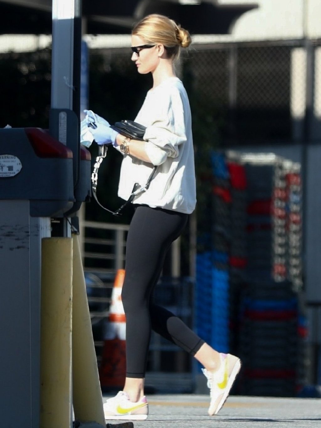 33岁罗茜·汉丁顿-惠特莉出街照!好莱坞明星花样防疫,让人迷惑|新冠肺