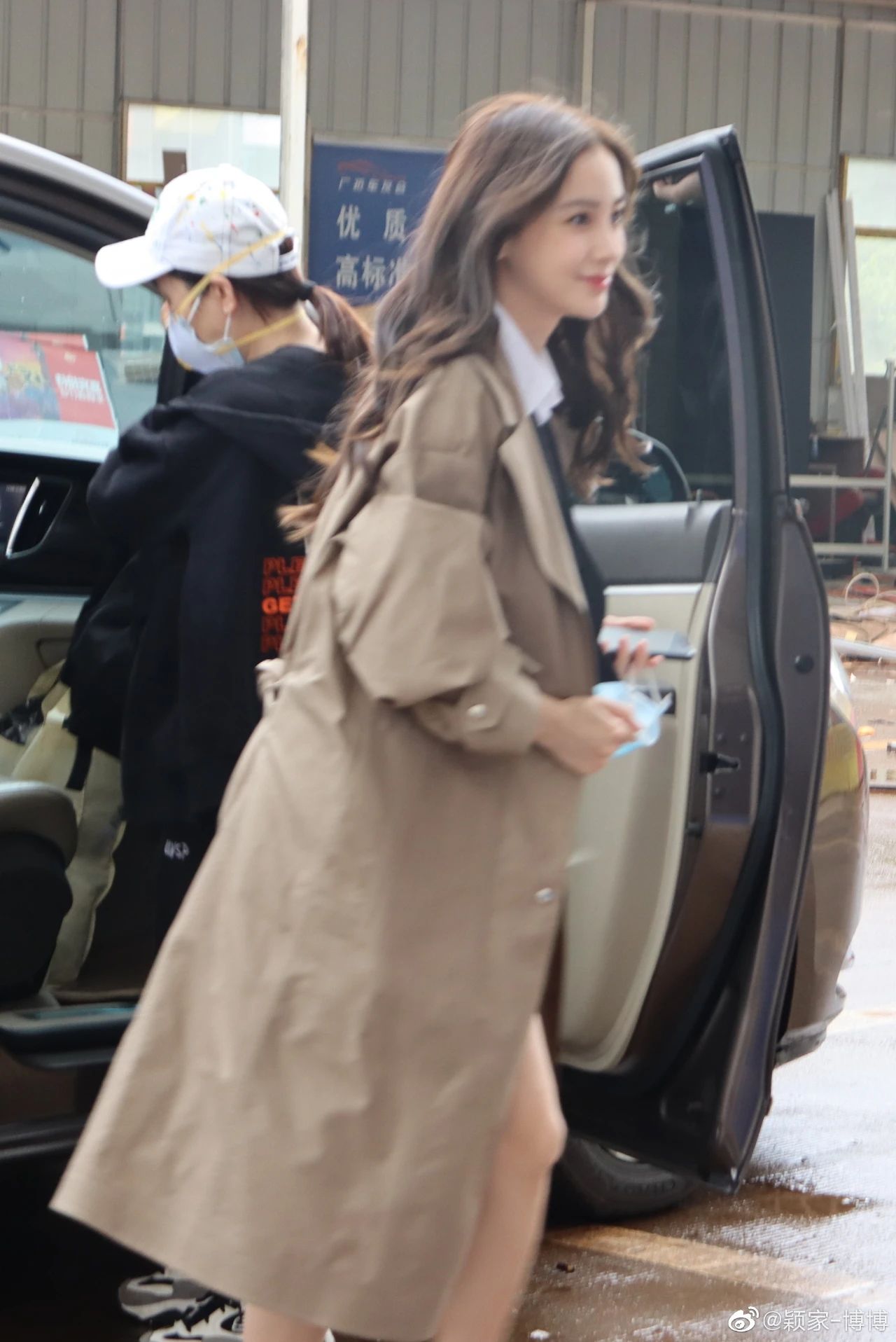 baby复工首现身,身穿风衣露出纤细美腿,路人视角抓拍太惊艳