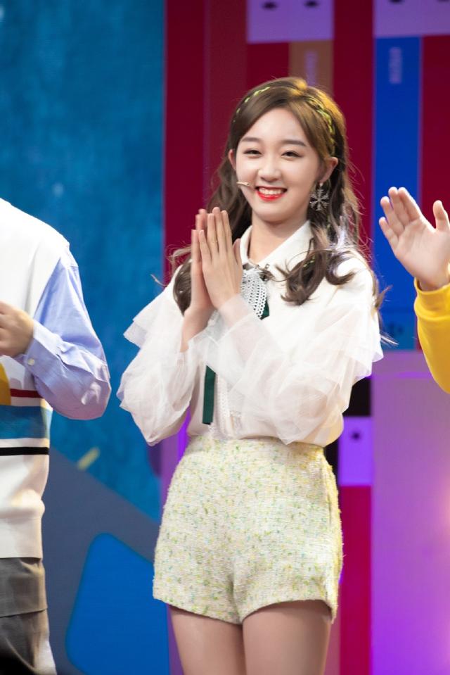被《创造101》淘汰,今穿橙白条纹上衣绑丸子头,尽显活力清新|李子璇