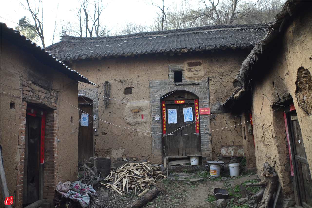 山村大爷养个儿子嫁了两家头一家被赶出门第二家扔老汉住破屋