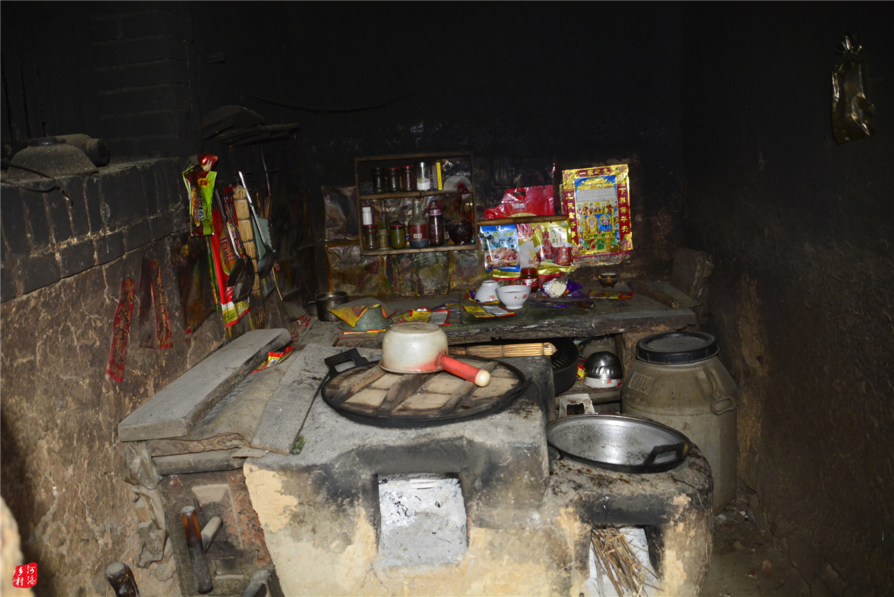 山村大爷养个儿子嫁了两家头一家被赶出门第二家扔老汉住破屋