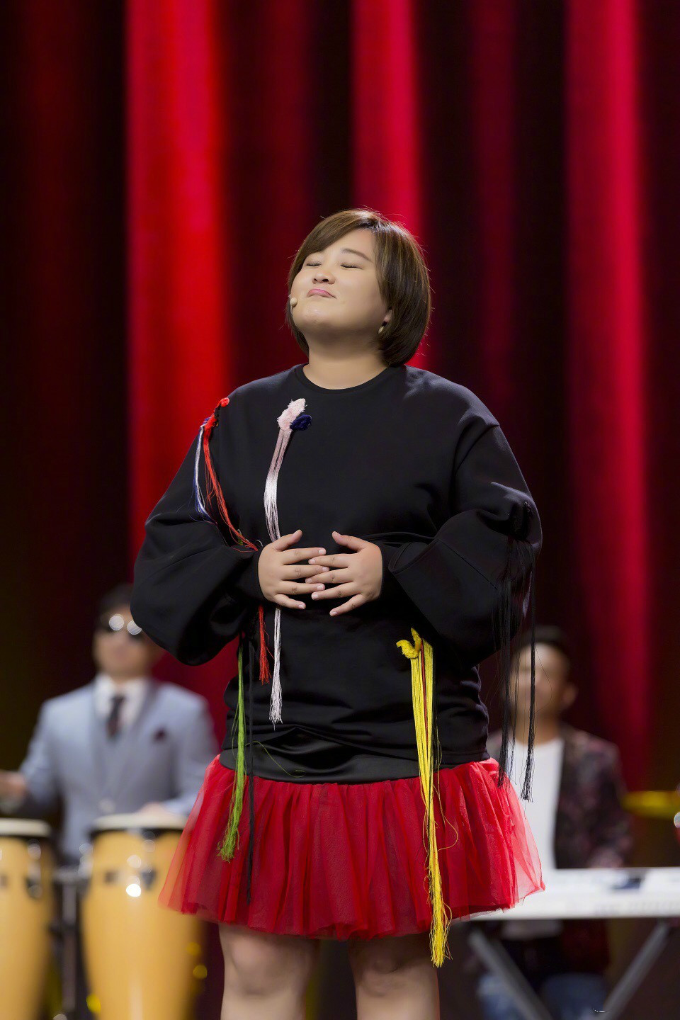 37岁贾玲真讨喜,穿运动装秀柔韧度惊艳,条纹袜却暴露一颗少女心