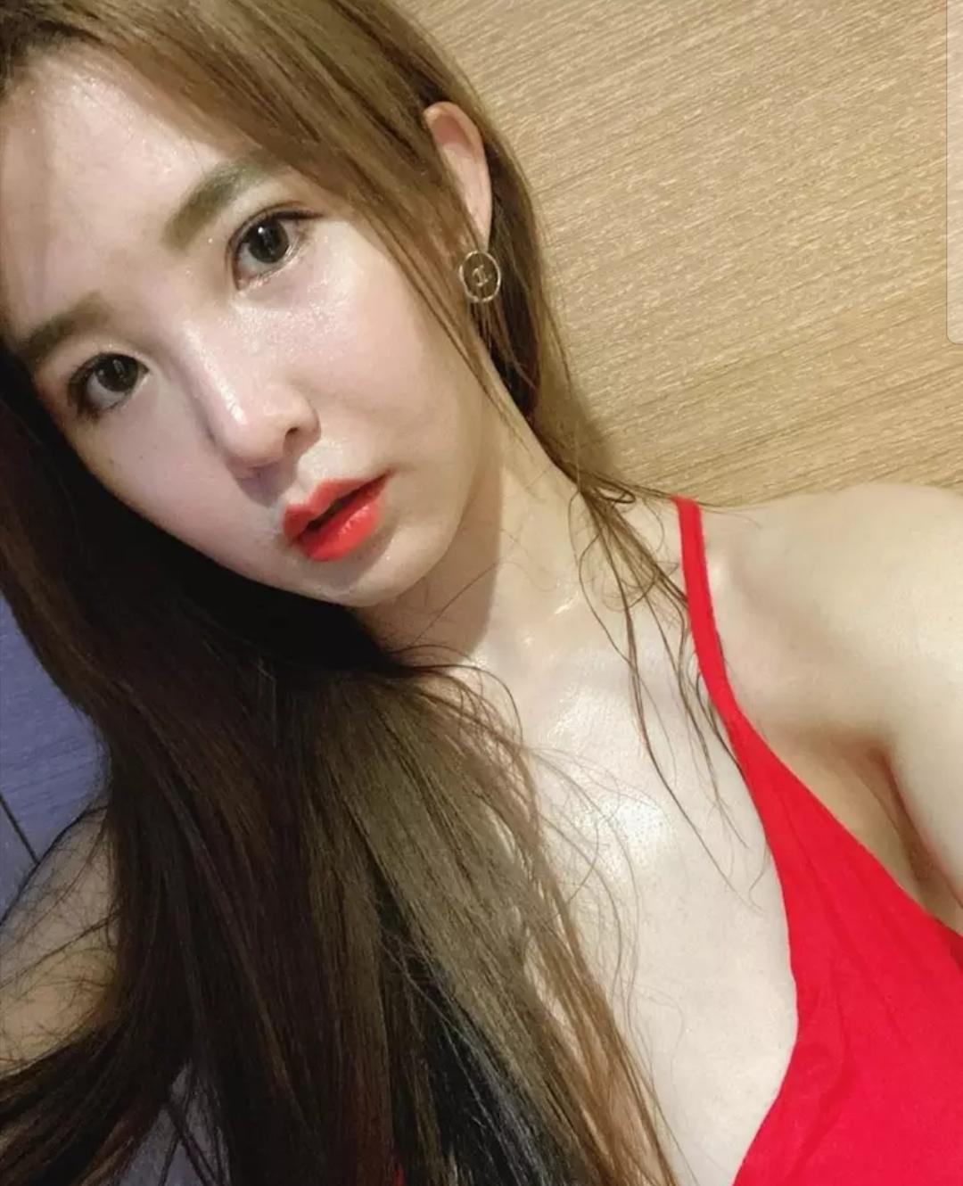 宅男女神郭书瑶热舞视频险走光,女明星在家也自律,身材太火辣!