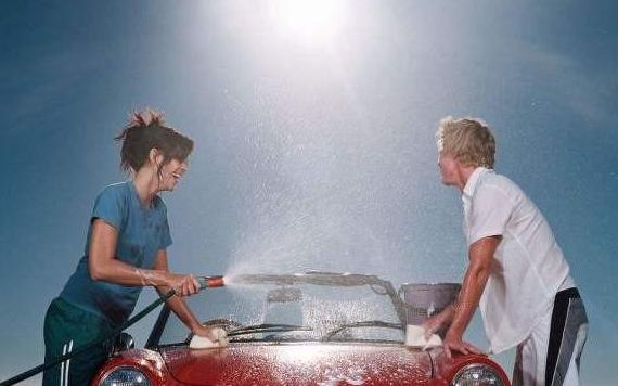 频繁洗车还是长期不洗车，对车子伤害更大？