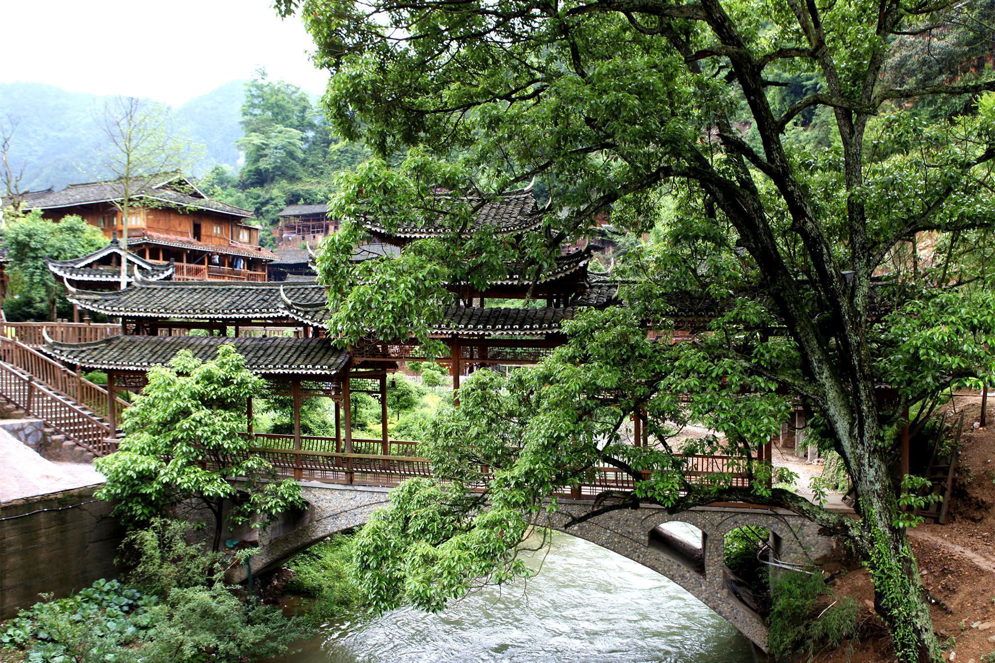 贵州西江千户苗寨,中国最大的苗族聚居村寨,景色美如世外桃源