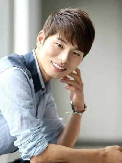 韩国知名富二代男艺人拯救了一位欲轻生的醉汉李伊庚真善良