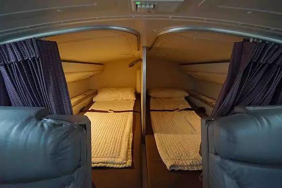 长途旅行中,飞机上空姐们的胶囊舱长什么样?你了解过吗