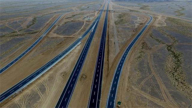 新疆的一条公路马上完工,全长800多千米,还为动物建座桥?